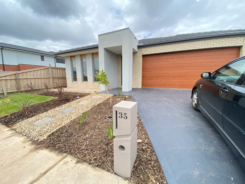 Spacious 4 Bedroom House At Tarneit!