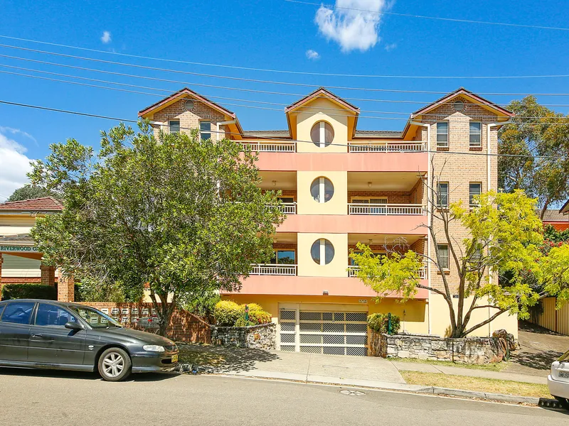Bright & Spacious Two Bedroom Unit - Heart of Riverwood