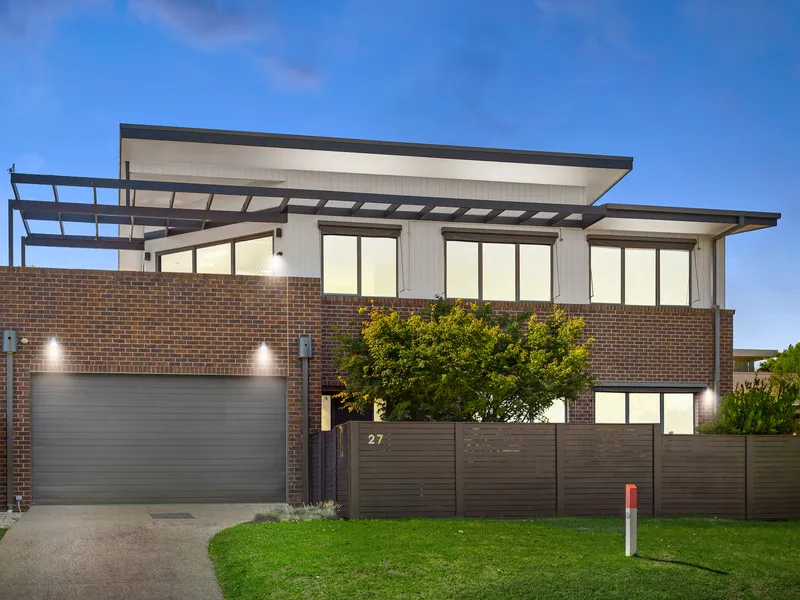 Stunning bay views, just 200m to the beach