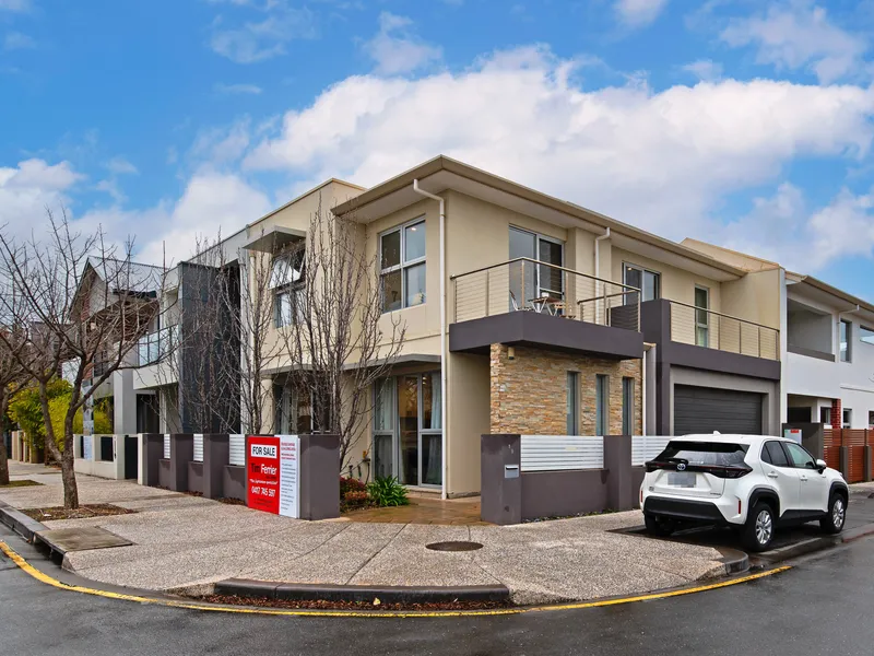 LIVE IT UP IN LIGHTSVIEW! Offering all the MUST HAVE desirable features incl. DOUBLE GARAGE, 2 LIVING AREAS, corner allotment