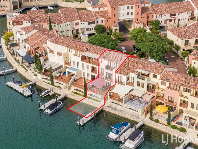 4 Bedroom, 3 Bathroom, 3 Level Outer Canal Villa WITH 9m Floating Jetty