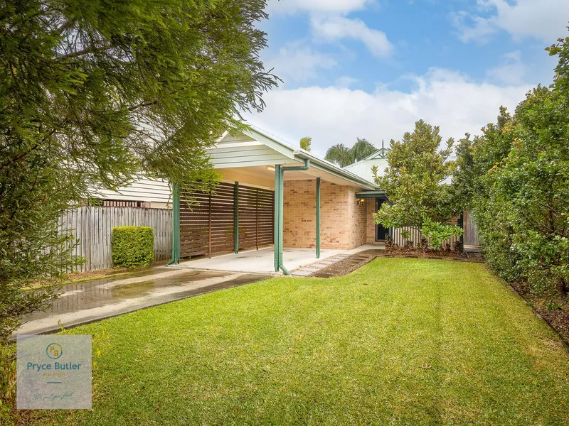 AIR-CONDITIONING... SOLAR... BATH... QUIET STREET... WALK TO TRAINS & BUSES... 5 MINUTES TO PORTSIDE...