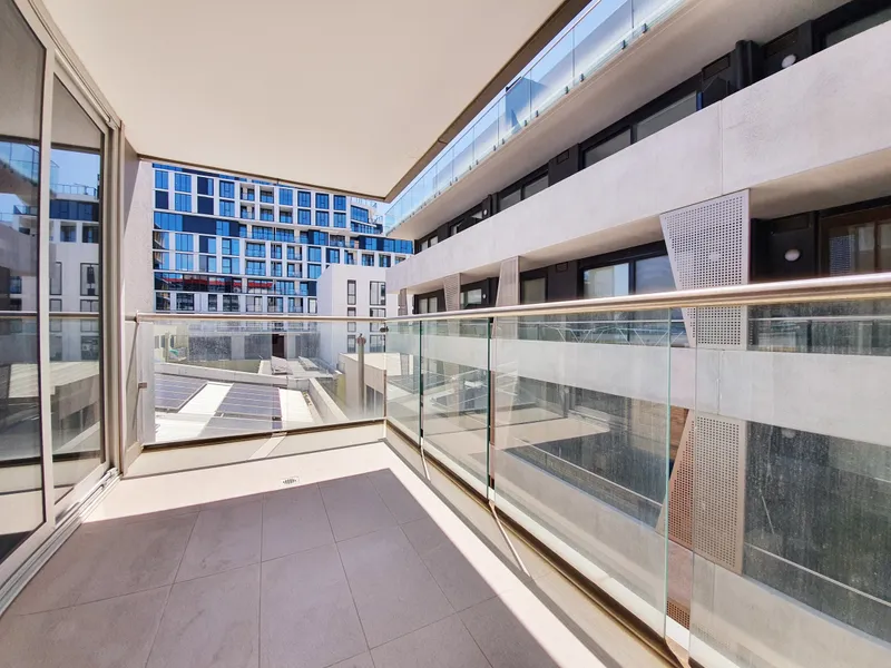 Great Location, 2 Bathrooms, Balcony