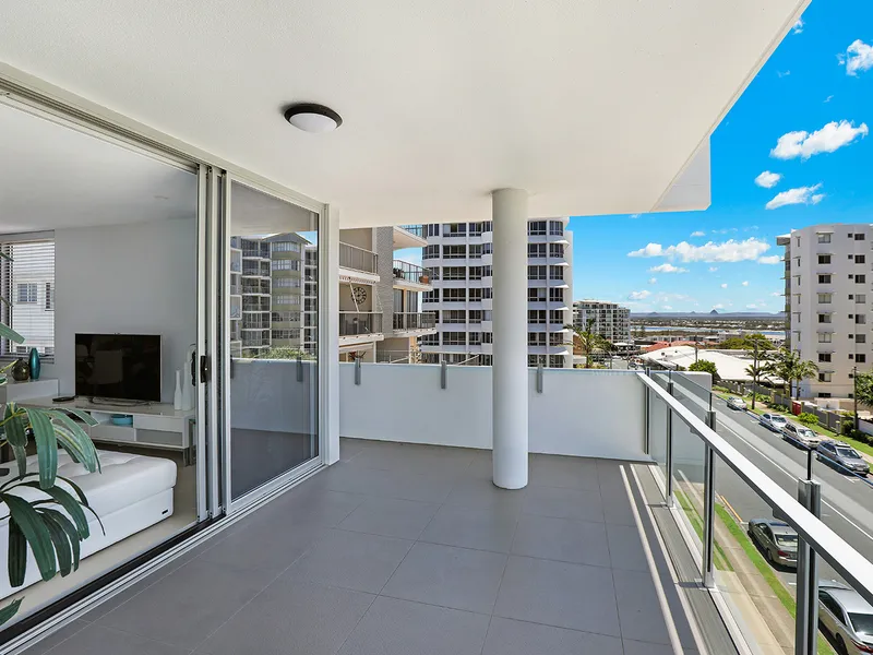 Walk to Kings Beach and Caloundra CBD