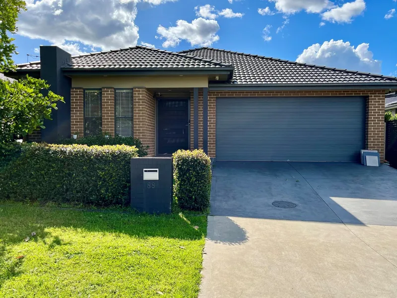 Deluxe sized, Deluxe styled & deluxe fitted, large & spacious 4 bedroom family home in the heart of suburbia!!