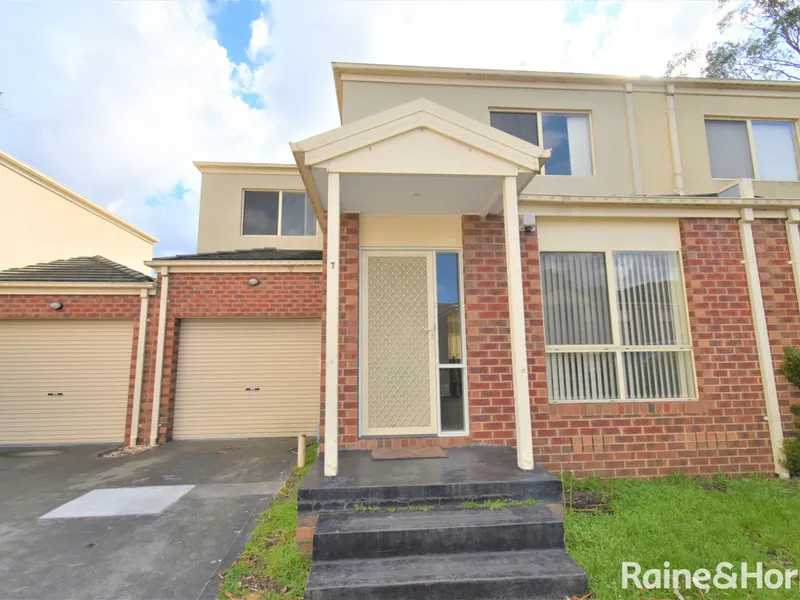 Greatly locate 3-Bedroom Townhouse!