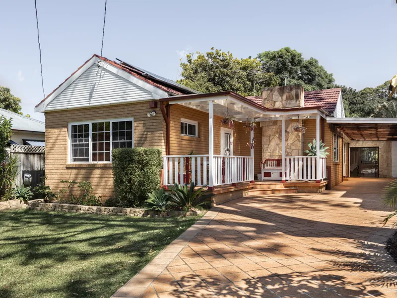 Newly updated spacious family home with modern features in the heart of Lugarno