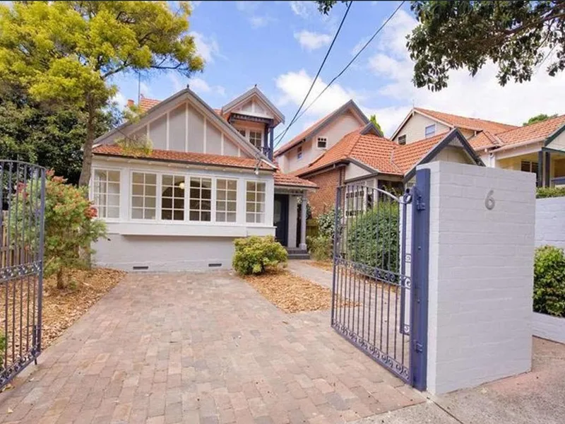 Anne’s brick cottage style 5 bedrooms house - EOI