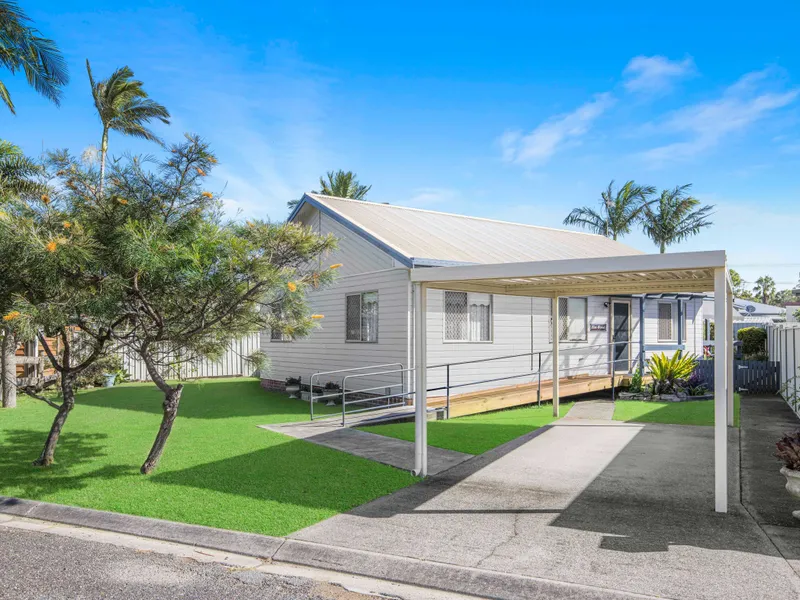 THREE BEDROOM HOUSE IN FLAT LEVEL CENTRAL LOCATION