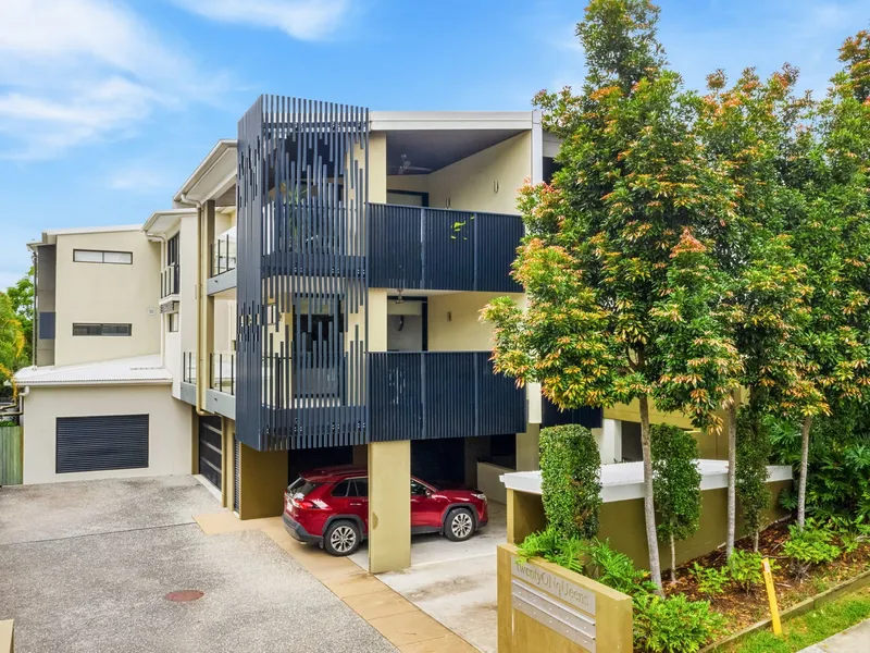 Stylish Unit in a Boutique Block with two car secure car spaces!