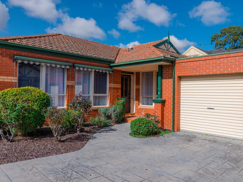 FULL RENOVATED THREE-BEDROOM UNIT PLUS STUDY RIGHT NEXT TO CHADSTONE SC