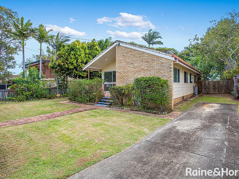 Neat & Tidy 3 Bedroom Home with Air-Con - Walk to Shops....