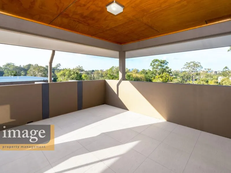 SPACIOUS 3 BED 2 BATH APARTMENT IN BOUTIQUE COMPLEX!