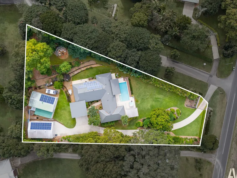 Live the Ultimate Entertaining Lifestyle on 1 Acre!