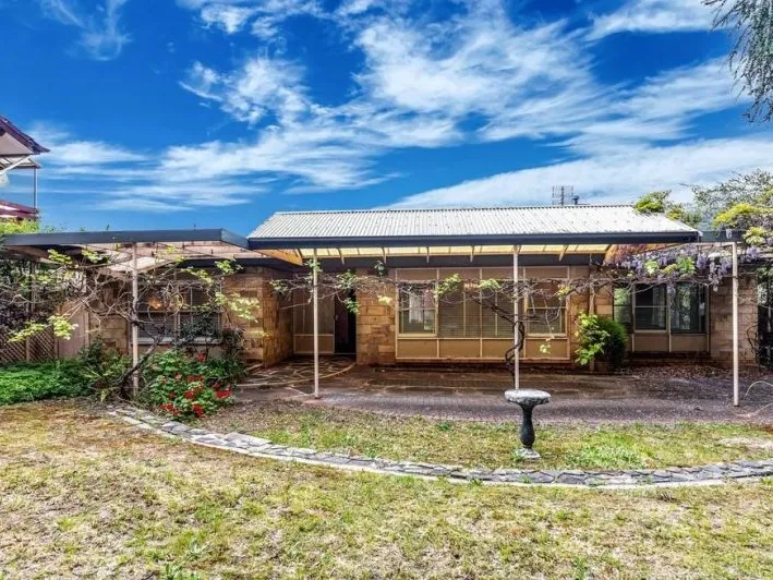 BIG HOUSE IN EXCELLENT LOCATION