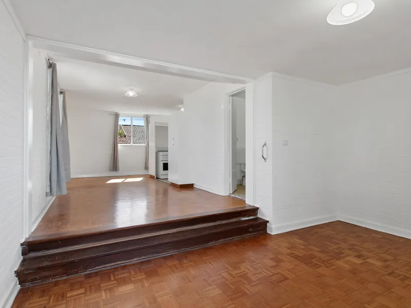 BARGAIN BUY FOR FIRST HOME OWNER or PROFESSIONAL SINGLE!!