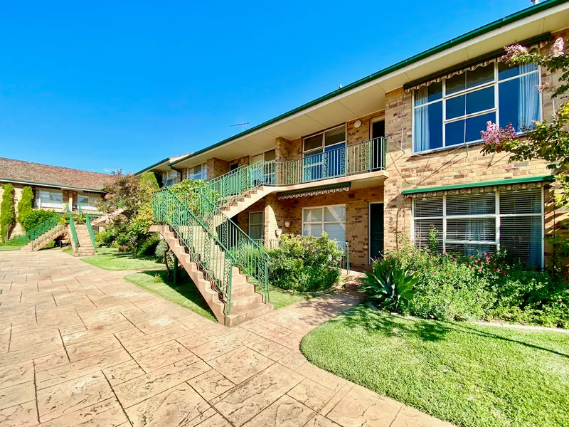 BRIGHT & FRESH 2 BEDROOM APARTMENT IN PERFECT PARK LOCATION | HODGES CAULFIELD