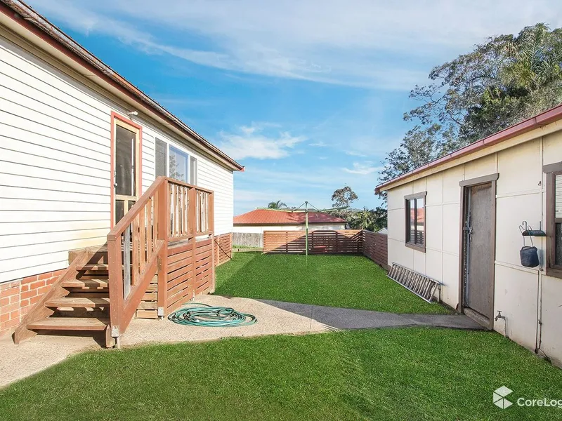 5 Bedroom Family Home - 2 living areas!