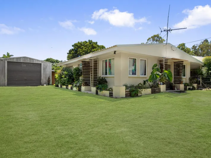 Stones throw from the beach, 2 bedroom Plus Study Home