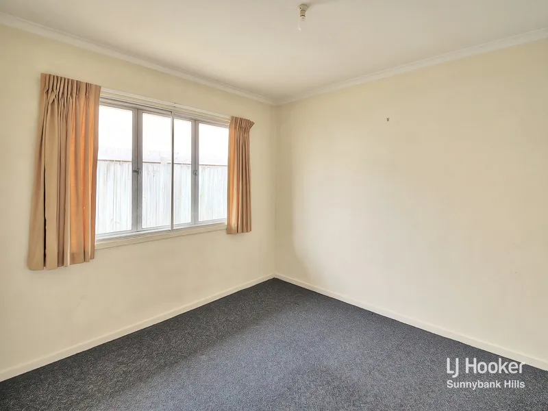 Tidy lowset brick home, conveniently located in the heart of Macgregor.