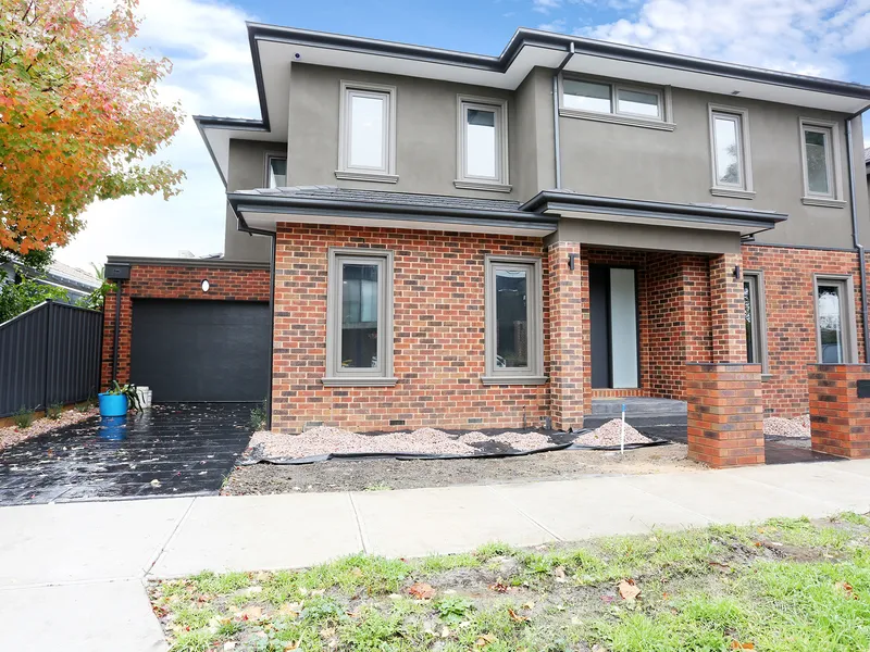 Stuninng Townhouse in Great Location