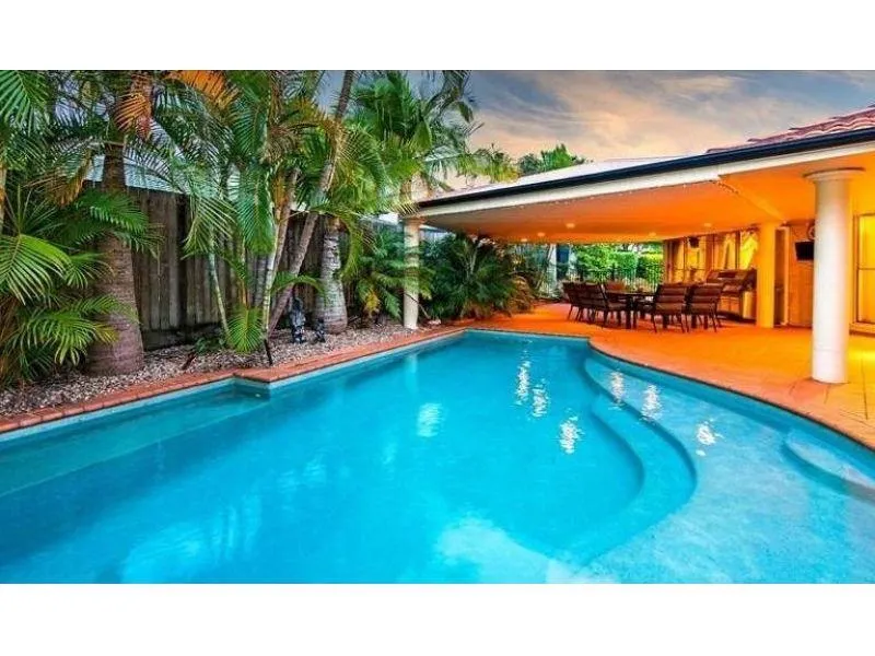 Air Con and Pool - Spacious Family Home - Convenient Carindale Location