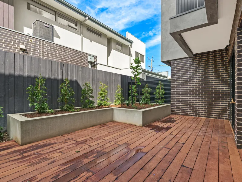 Luxury Ground Floor Apartment - Pet Friendly! (119SQM Total Size)(Short Term Lease Available)
