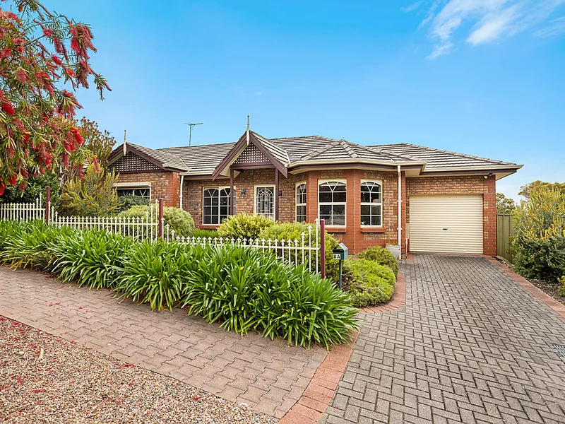 Charming coastal living in an unbeatable location!