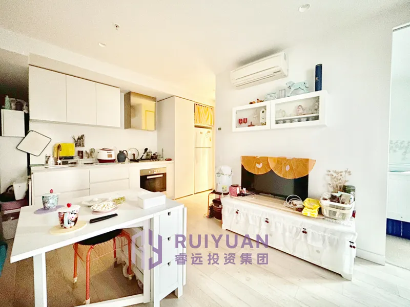 SPACIOUS ONE BEDROOM APARTMENT IN BEST LOCATION OF CBD