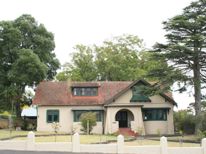 Colwyn, Historic two story 5 bedroom Manor House, circa 1925