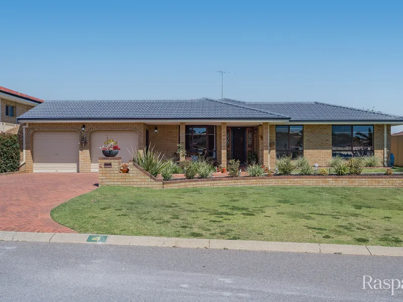 Spacious family entertainer with a sparkling pool