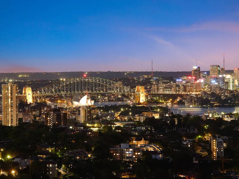 STYLISH NORTH-FACING APARTMENT WITH BREATH-TAKING CITY AND HARBOUR VIEWS