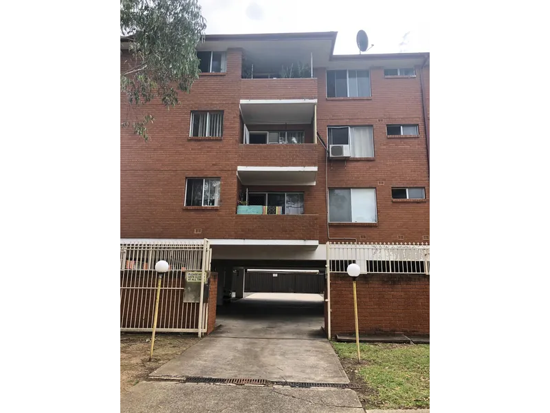 Spacious 2 Bedroom Unit Next To Shops