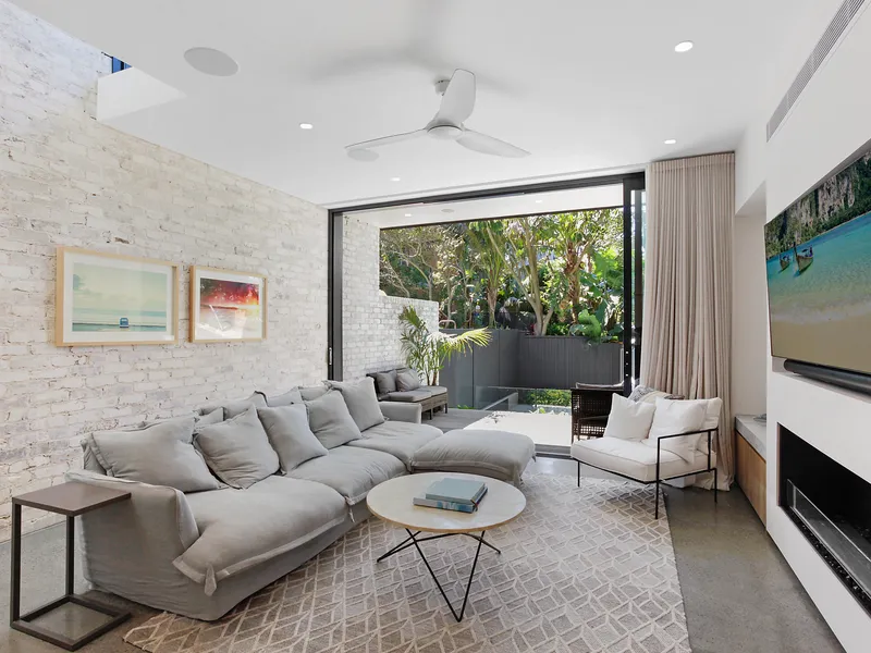 Near Brand New Home Of Bold Contemporary Design