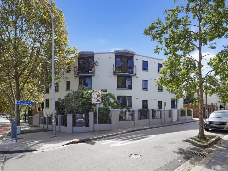 TOP FLOOR STUDIO APARTMENT WITH JULIET BALCONY!