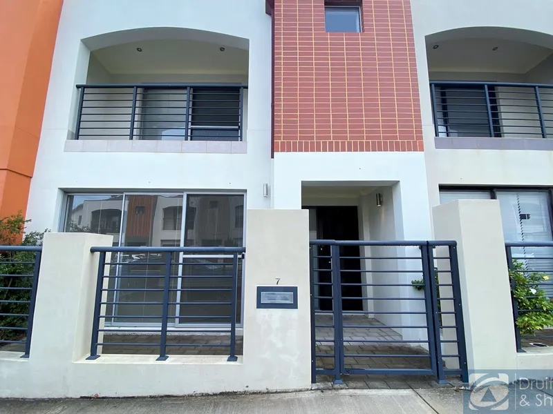 FRESHLY PAINTED TOWNHOUSE