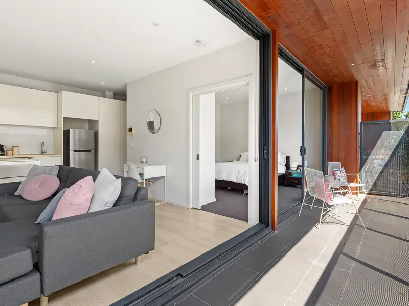A TRUE GEM IN A BOUTIQUE BLOCK LOCATED ON WINDSOR'S PRESTIGIOUS `THE AVENUE'