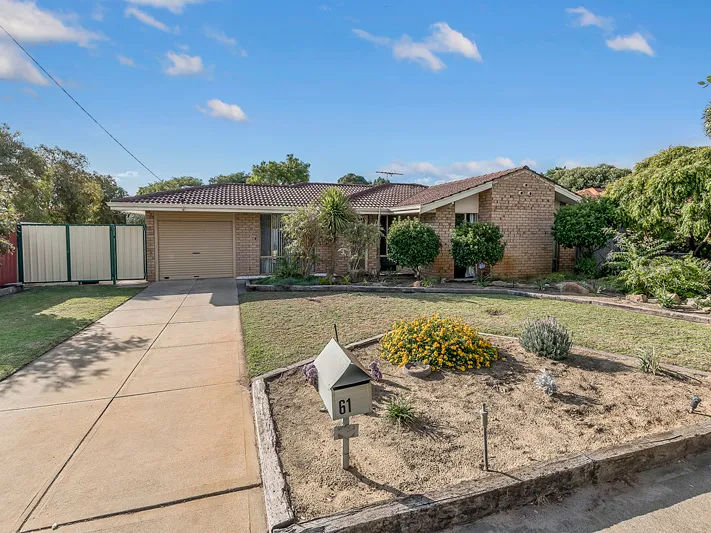 TRANQUIL, LOW-MAINTAINANCE LIVING WITH: HARD WOOD FLOORING, SIDE ACCESS AND TWO SHADE HOUSES FOR THE AVID GARDENER!