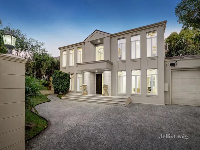 Polished magnificence and a prized entertainer