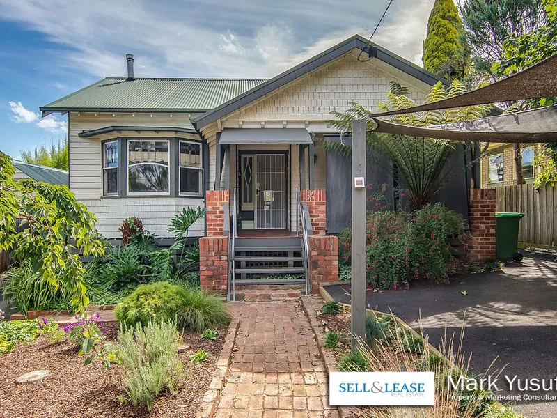 Picture perfect in every way- walk to town!