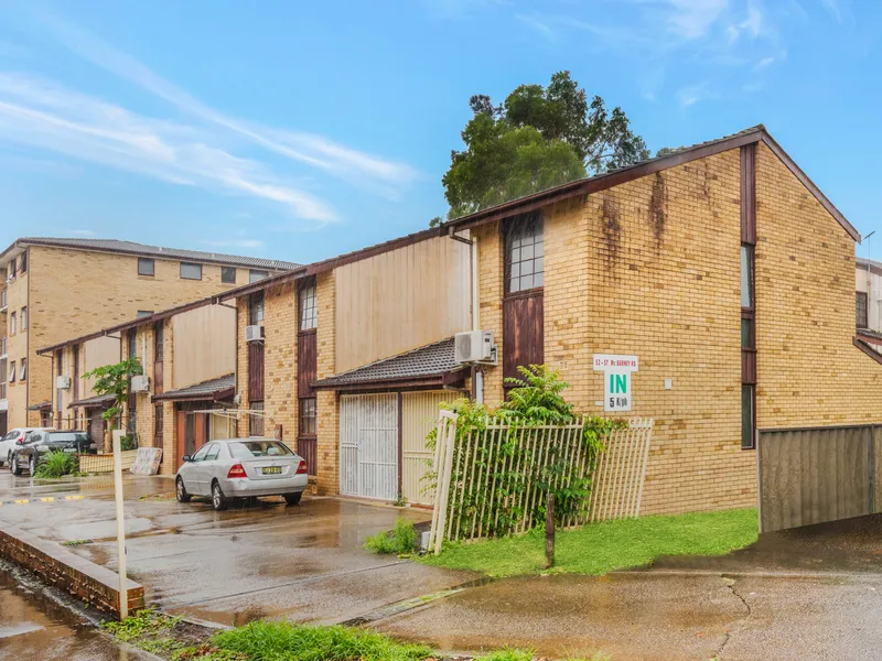 SPACIOUS TOWNHOUSE IN GREAT LOCALE!