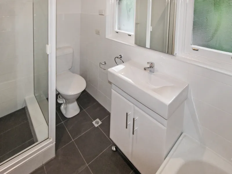 RENOVATED 3 BEDROOM DUAL OCCUPANCY HOME (UPSTAIRS)