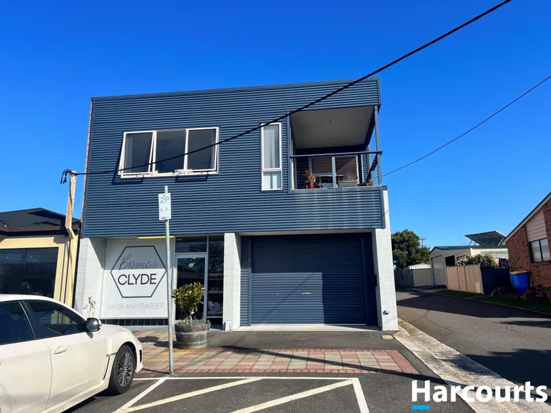 MODERN, LOW MAINTENANCE APARTMENT