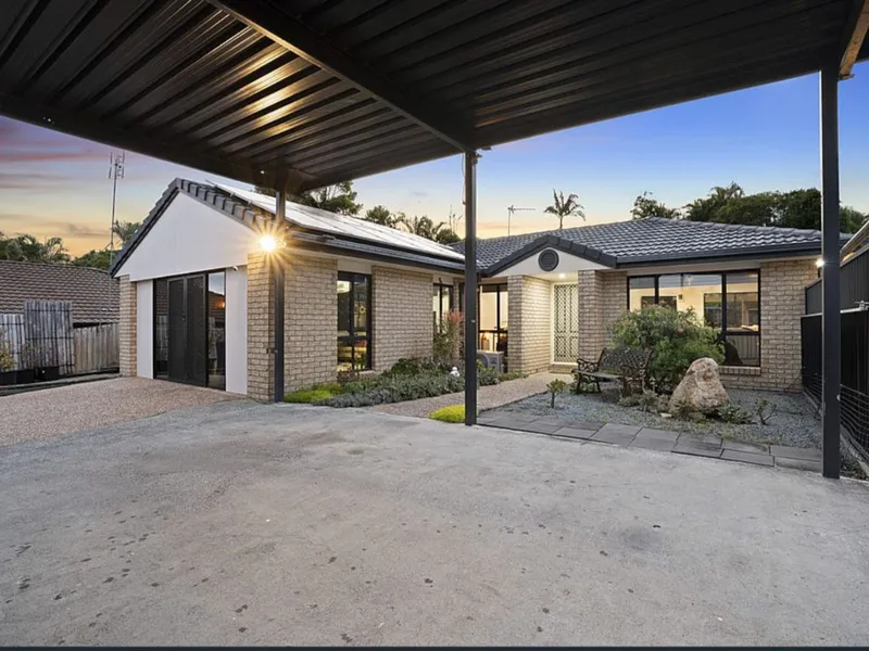 Spacious family 4 bedroom home in Burleigh Heads