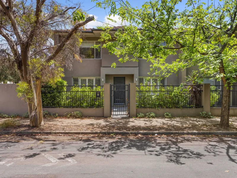 Urban Oasis: Enjoy City Fringe Convenience and Lifestyle!