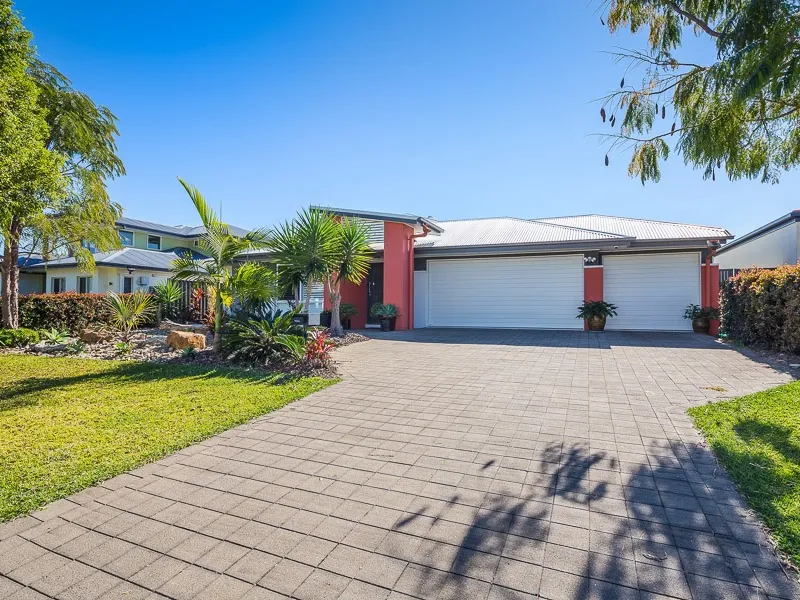 FABULOUS LARGE FAMILY HOME IN THE GOLF COURSE ESTATE BUILT ON A 700SQM BLOCK