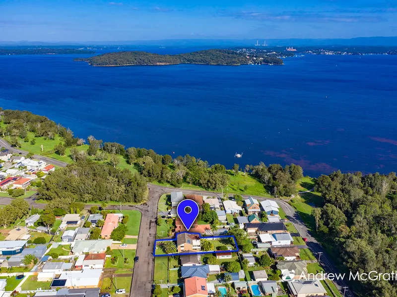 SWANSEA NORTH - LESS THAN 170 METRES TO THE LAKES EDGE