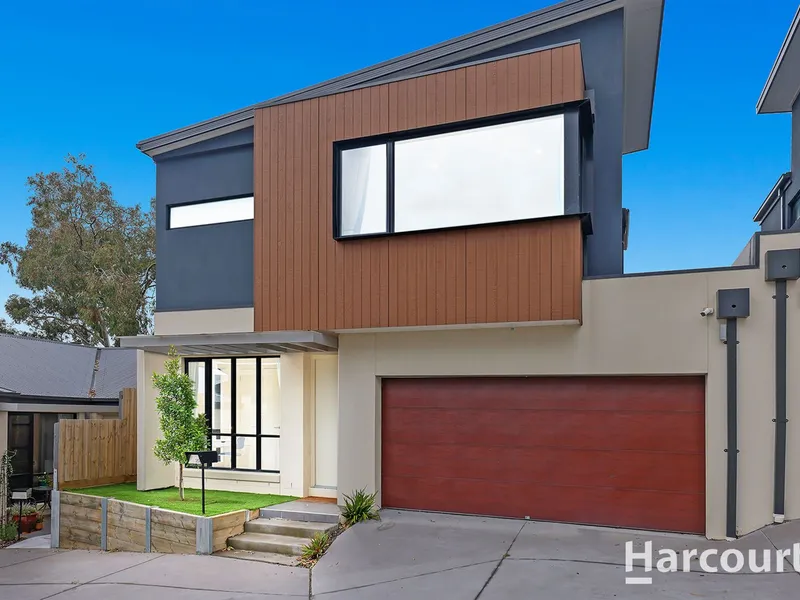 Glamorous Living Immersed in Nature