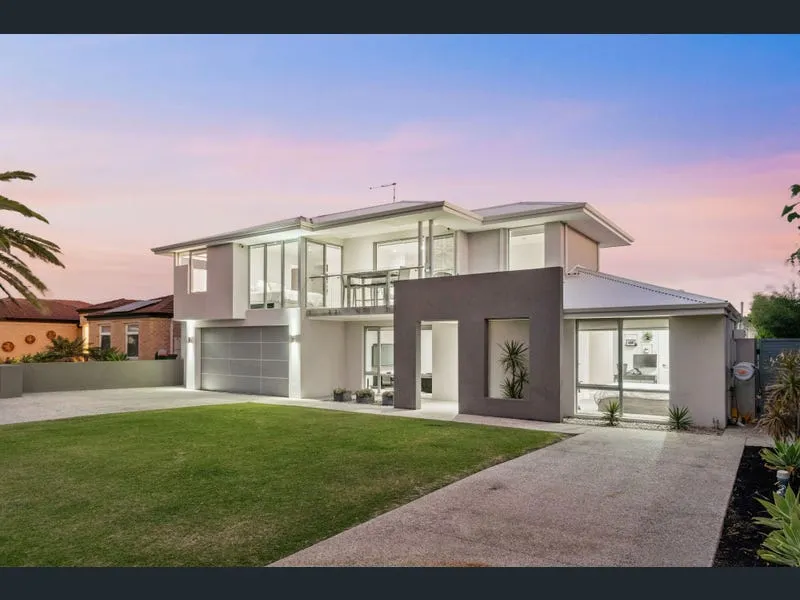 DELIGHTFUL COAST LIVING!!