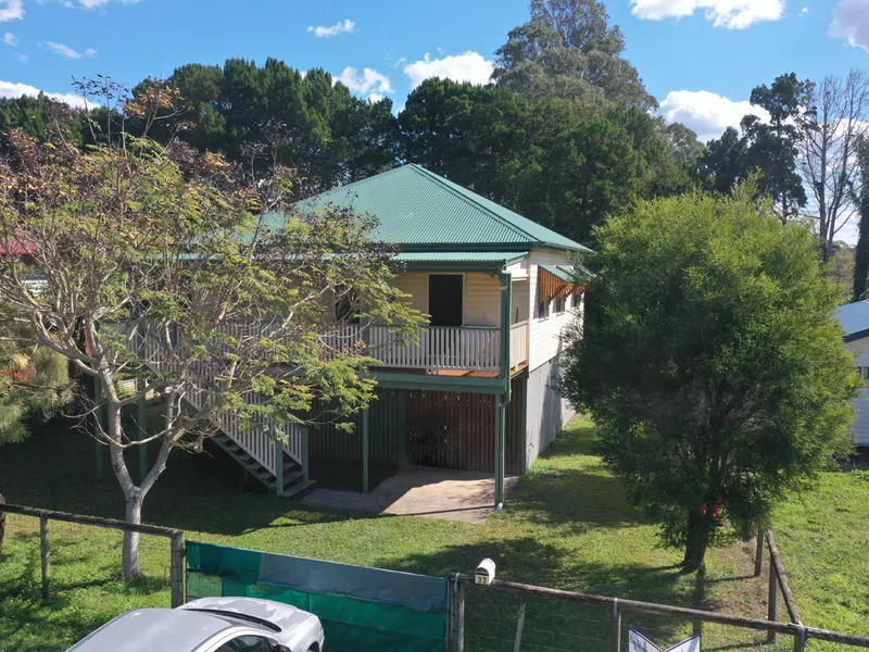 High-set Queenslander in Honeysuckle Heaven